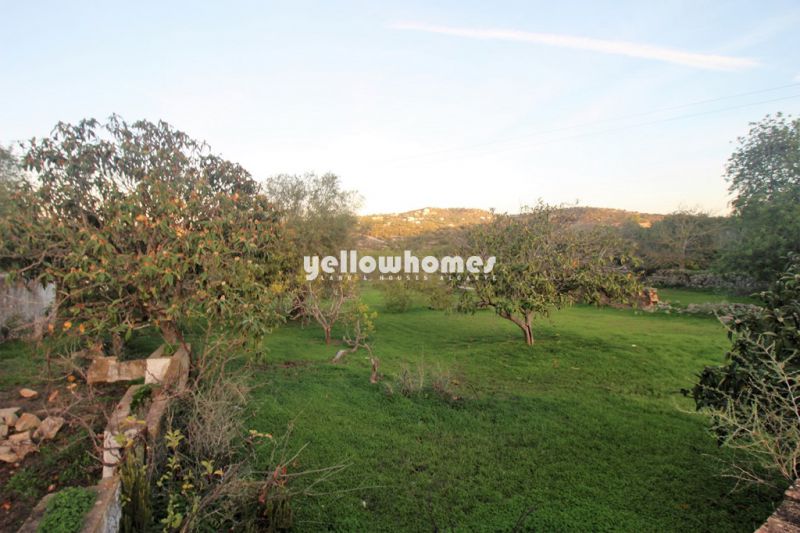 Espaçoso terreno com ruína e vista campo perto de Loule